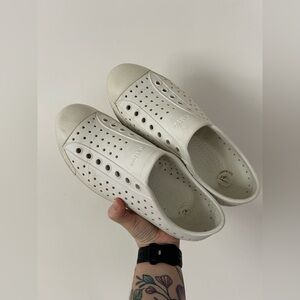 Native Shoes JEFFERSON SLIP-ONS IN WHITE Mens 7/Womens 9